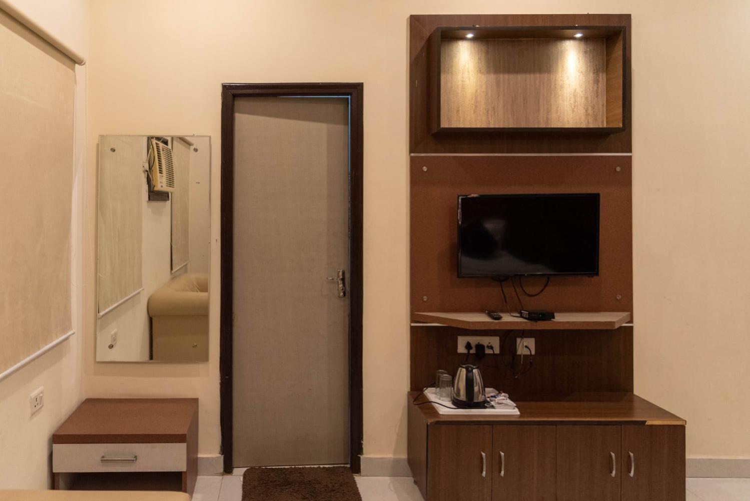 Maple Delite Hotel Lucknow Exterior photo